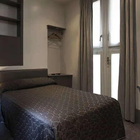 Makom Pereire 3* Parigi